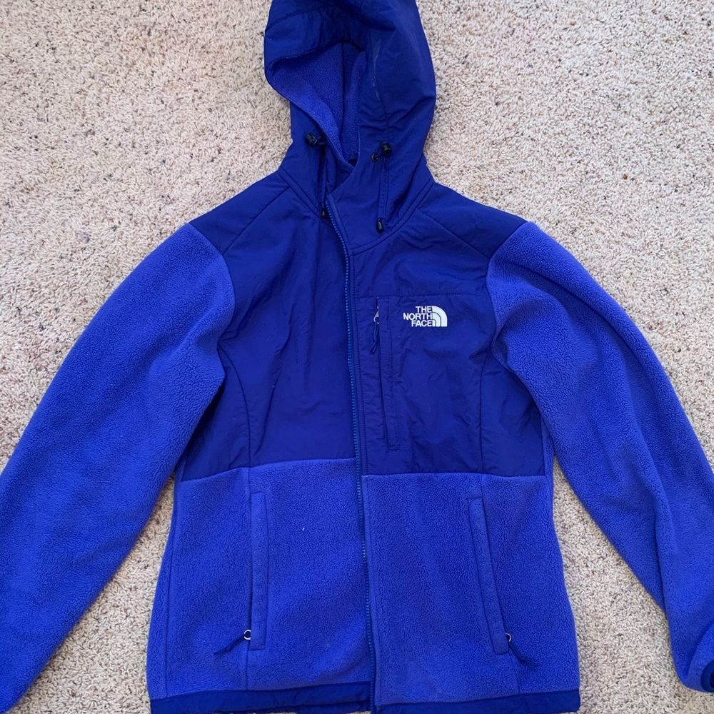 Women’s North Face Denali Jacket with hood. Size M
